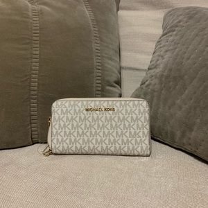 OFERS: Michael Kors Jet Set Travel Wallet